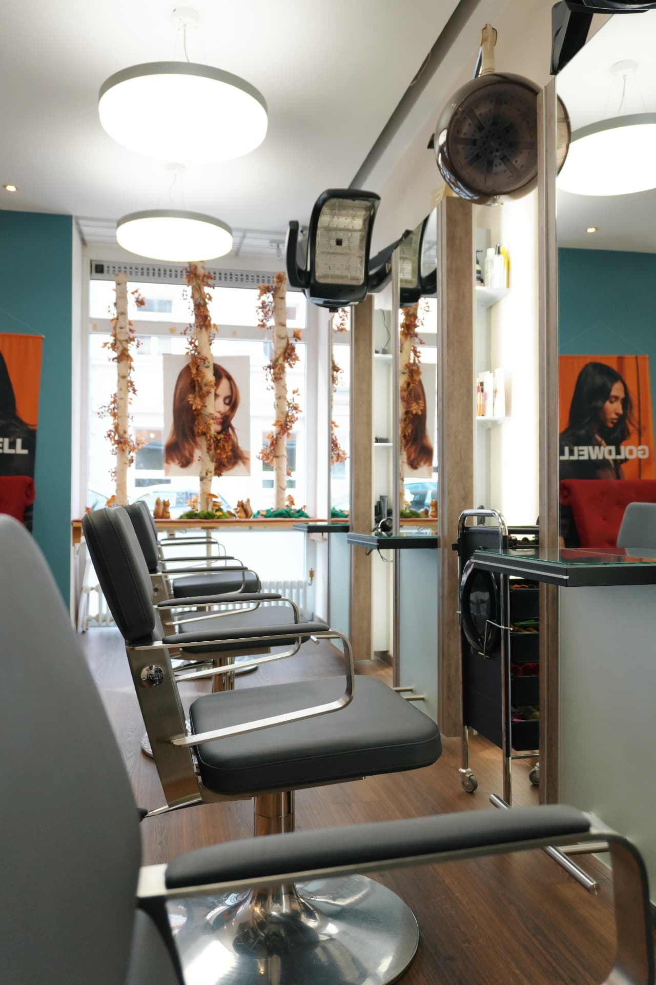 Bedienplätze im Salon mit Blick zum Schaufenster