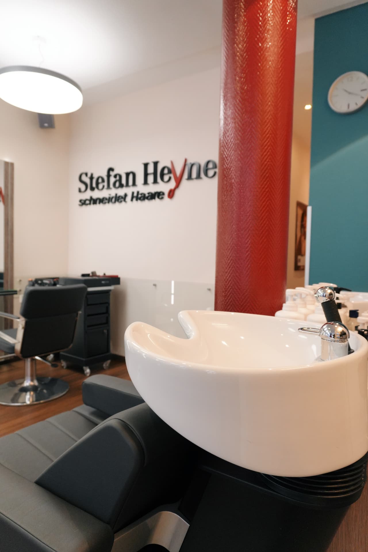 Waschplatz im Salon mit Schriftzug Stefan Heyne