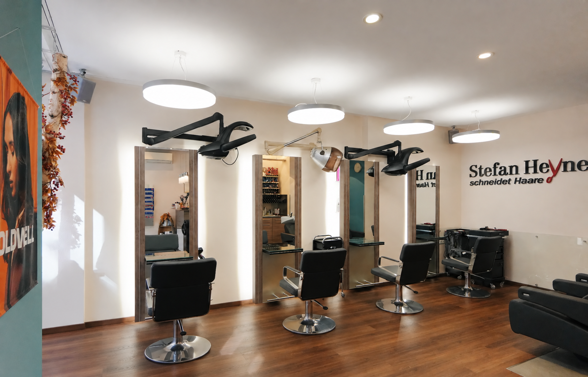 Friseursalon Stefan Heyne mit Spiegeln und Bedienplätzen